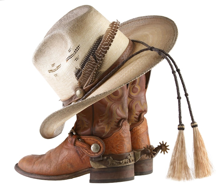 Photo des bottes classiques élégantes et un chapeau de cow-boy en cuir