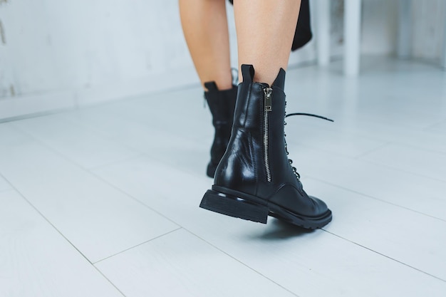 Bottes en cuir à la mode avec des lacets sur la jambe d'une femme libre à la mode Nouvelle collection de chaussures pour femmes en cuir d'automne