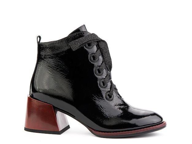 Bottes en cuir noir à la cheville pour femmes avec fermeture éclair noire et talons rouges moyens isolés sur fond blanc Vue du côté droit Chaussures de mode