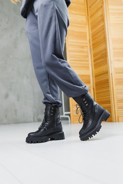 Bottes en cuir noir sur les jambes des femmes Nouvelle collection de chaussures d'hiver chaudes pour femmes