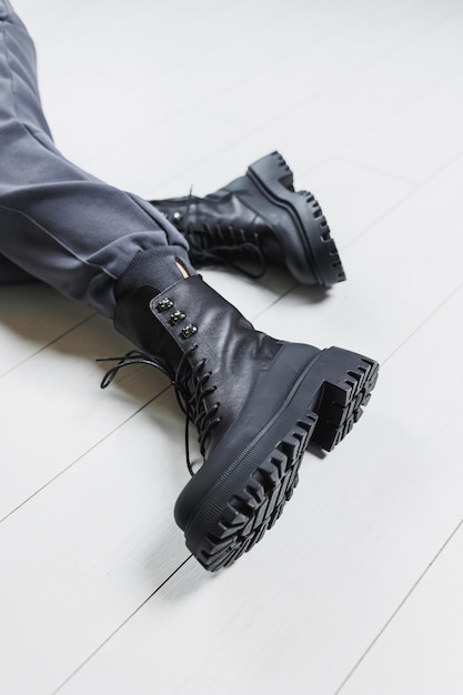 Bottes en cuir noir sur les jambes des femmes Nouvelle collection de chaussures d'hiver chaudes pour femmes