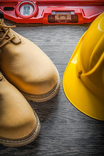 Bottes en cuir de sécurité pour casque de niveau construction sur planche de bois