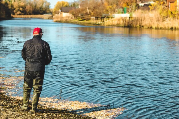 Bottes hautes en caoutchouc chez le pêcheur pour pêcher le poisson