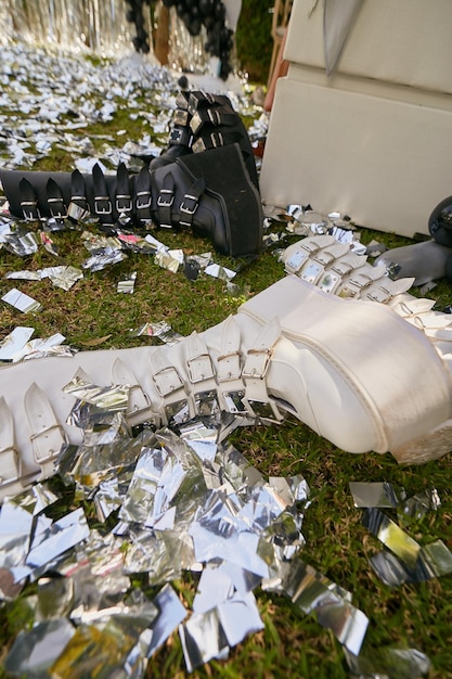 Bottes hautes futuristes pour femmes noires et blanches avec rivets. Chaussures pour femmes en festival Burning man