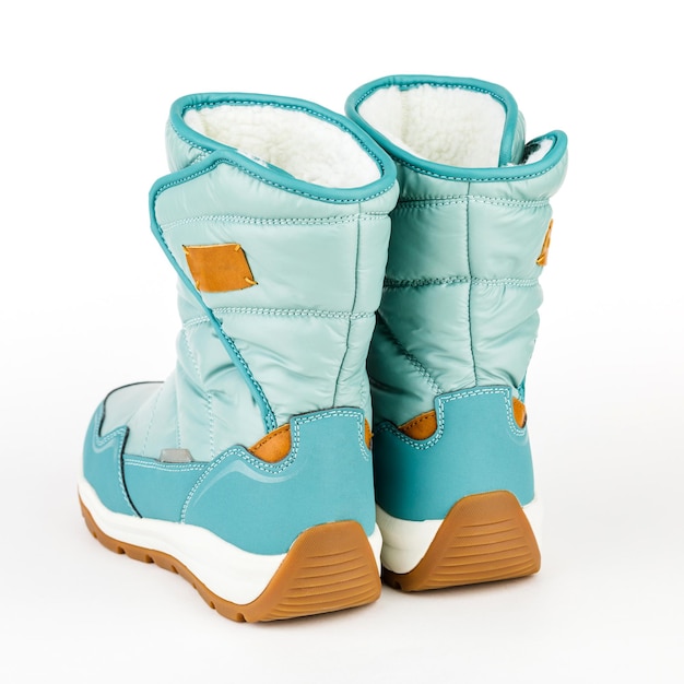 bottes d'hiver bleu sur fond blanc