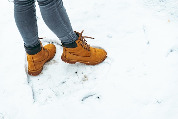 Bottes d'hiver femme sur la neige se bouchent