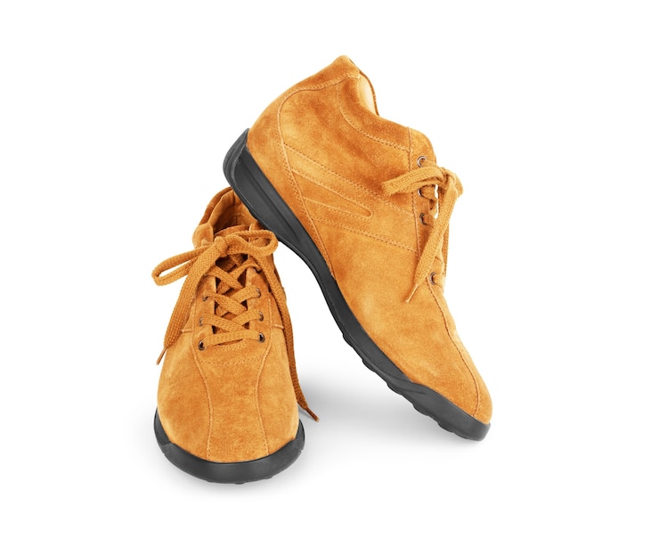 Photo bottes homme cuir marron sur fond blanc, produit isolé
