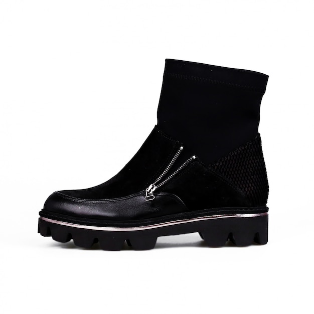 Bottes noires féminines sur blanc