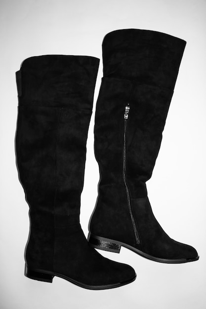 Bottes noires sur fond blanc