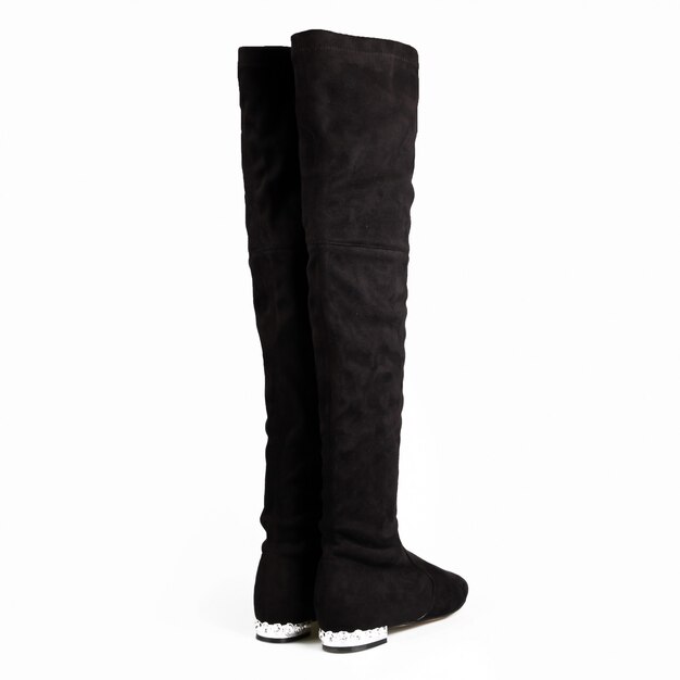 Bottes noires hautes femmes sur fond blanc