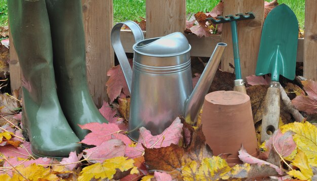 Bottes et outils de jardinage tombent