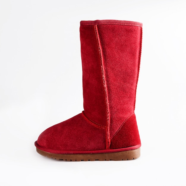 Bottes en peau de mouton rouge femme isolé sur blanc