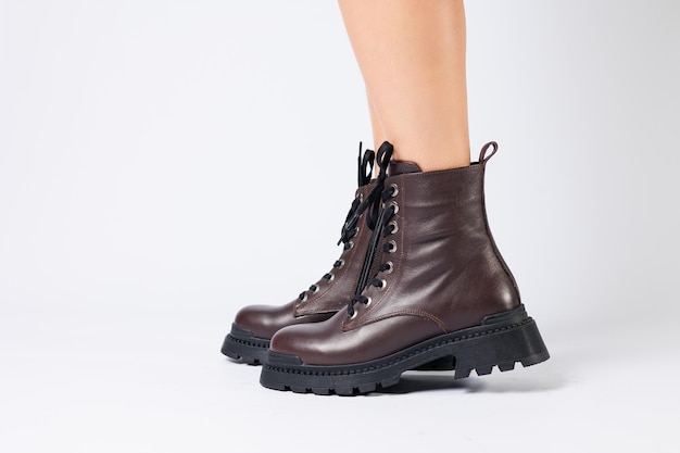 Bottes de printemps marron pour femme en cuir véritable sur la jambe d'une femme Nouvelle collection de bottes pour femme 2022