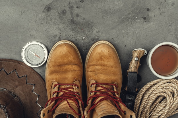 Bottes de randonnée, boussole et couteau. Équipement de randonnée en plein air