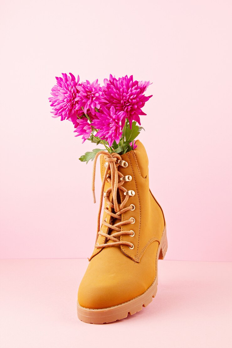 Photo bottes de randonnée avec des fleurs roses à l'intérieur