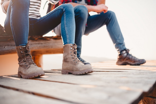 Bottes de randonneur sur une terrasse en bois