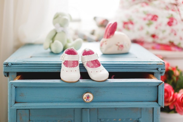 Bottillons en cuir mignons pour petite fille. Accessoire blanc pour une tenue de fille.