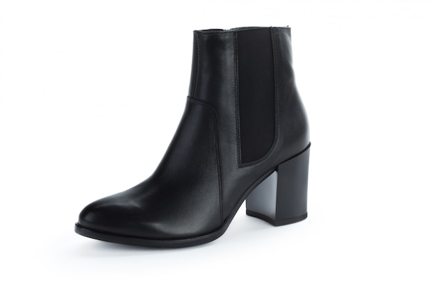 Bottines en cuir femme automne-hiver isolés sur fond blanc