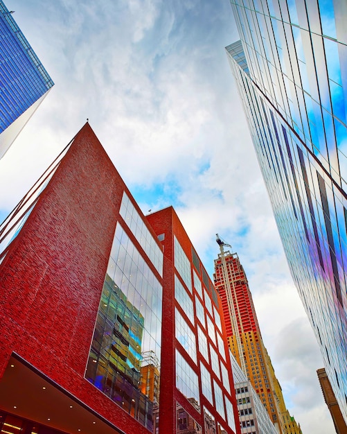 Bottom up Street view sur le quartier financier de Lower Manhattan, New York City, NYC, USA. Gratte-ciel de grands immeubles de verre aux États-Unis d'Amérique. Ciel bleu sur fond. Endroit vide pour l'espace de copie.