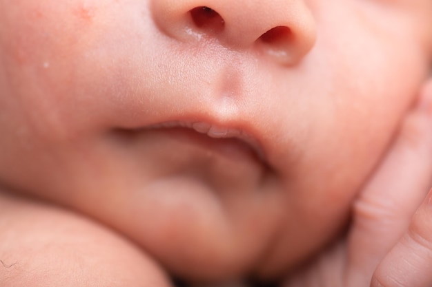 la bouche d'un bébé est ouverte et la bouche est fermée