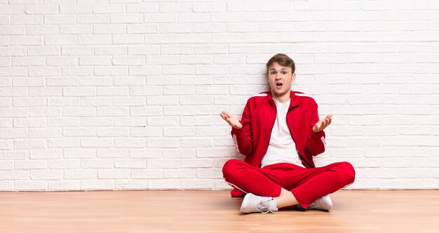 bouche bée et étonné, choqué et étonné d'une surprise incroyable