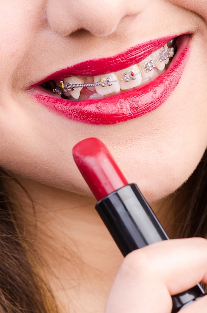 Bouche avec crochets et rouge à lèvres