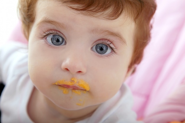 Bouche de divinité bébé de manger de la bouillie