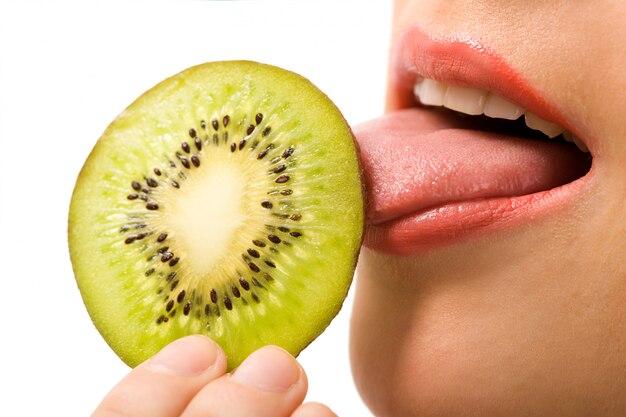 Bouche de femme avec une tranche de kiwi