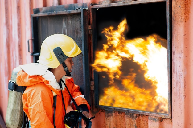 Photo une bouche d'incendie contre un ciel orange