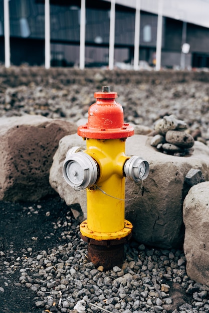 Bouche d'incendie jaune avec capuchon rouge et couvercles argentés