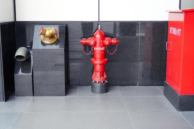Bouche d'incendie ou prise d'eau fournissant l'eau dont les pompiers ont besoin pour éteindre un incendie