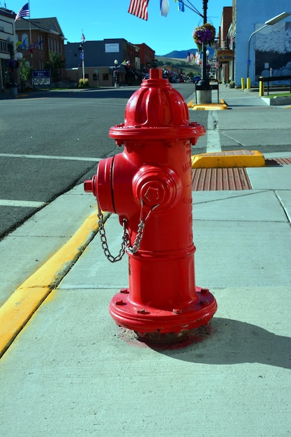 Photo une bouche d'incendie rouge dans la ville contre le ciel