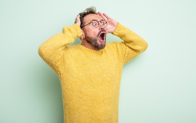 Avec la bouche ouverte à l'air horrifié et choqué à cause d'une terrible erreur levant les mains à la tête