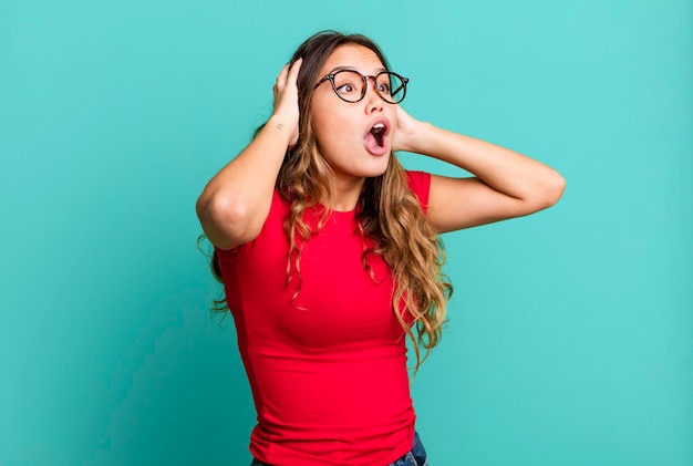 Avec la bouche ouverte à l'air horrifié et choqué à cause d'une terrible erreur levant les mains à la tête