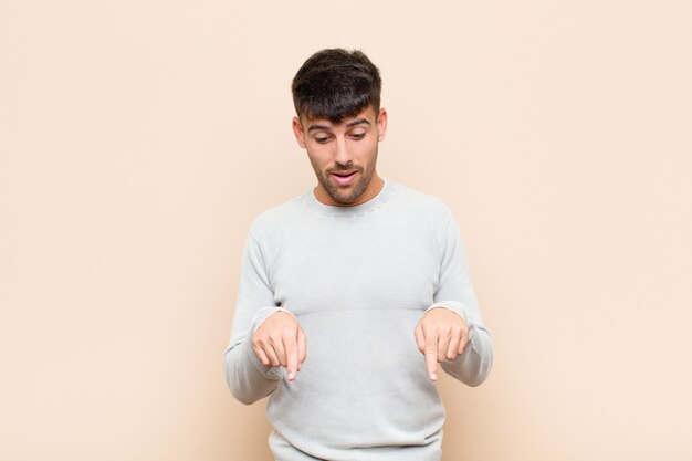 bouche ouverte pointant vers le bas avec les deux mains