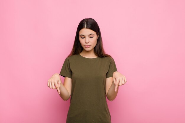 avec la bouche ouverte pointée vers le bas avec les deux mains, l'air choqué, étonné et surpris