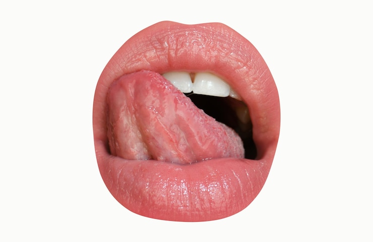 Photo bouche sexy en gros plan beauté jeune femme lèvres isolées sur blanc