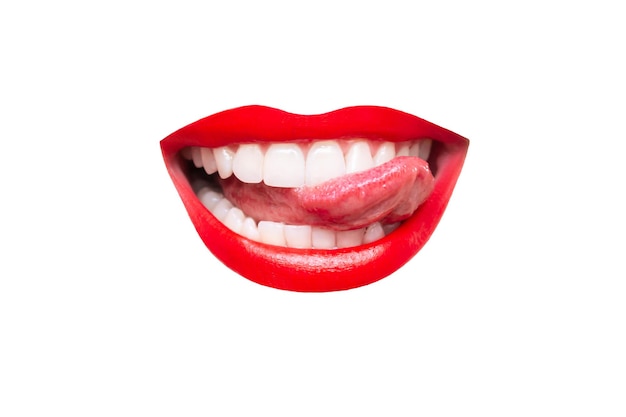 Bouche souriante de femme avec des lèvres brillantes rouges montrant la langue isolée sur fond blanc
