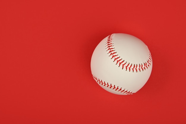 Bouchent une balle de baseball sur rouge