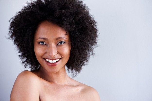 Bouchent La Belle Jeune Femme Aux épaules Nues Souriant Sur Fond Gris