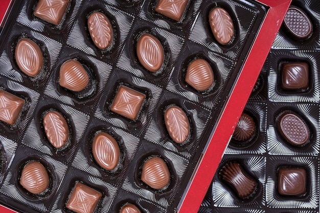 Bouchent les bonbons au chocolat brun. Assortiment de bonbons au chocolat bonbons dans la boîte