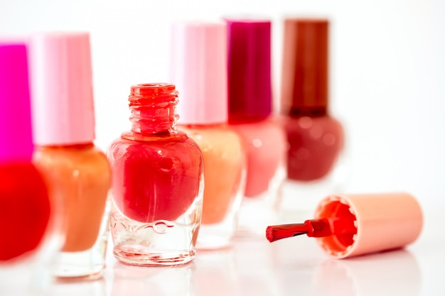 Bouchent les bouteilles du vernis à la mode de couleur vive