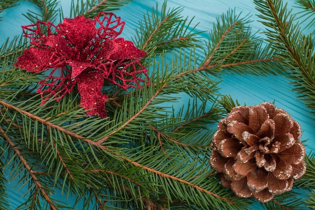 Photo bouchent les branches de sapin vert avec des décorations.