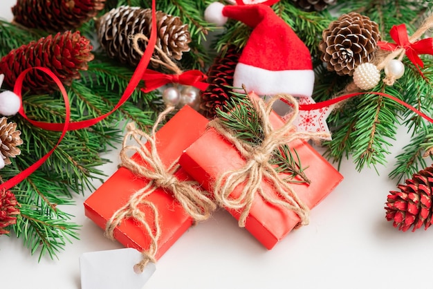 Bouchent les cadeaux de Noël sur la table