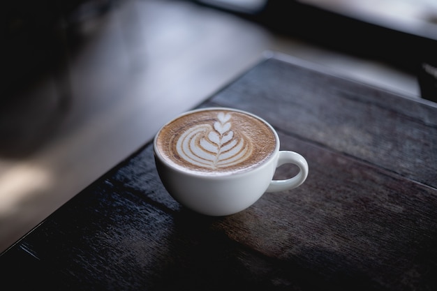 Bouchent le café sur la table en bois