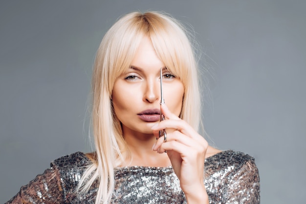 Bouchent la coiffure de femme avec une frange