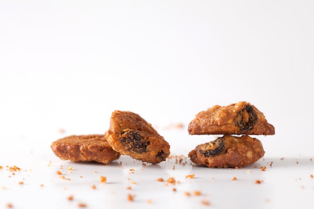 Bouchent les cookies isolés sur fond blanc dans le studio.