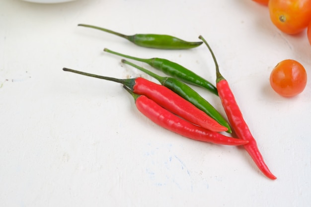 Bouchent la couleur rouge et verte de piment sur tableau blanc