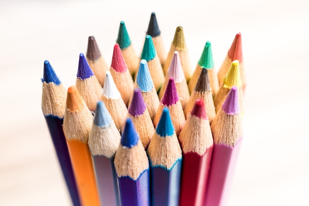 bouchent les crayons de couleur isolés sur fond blanc