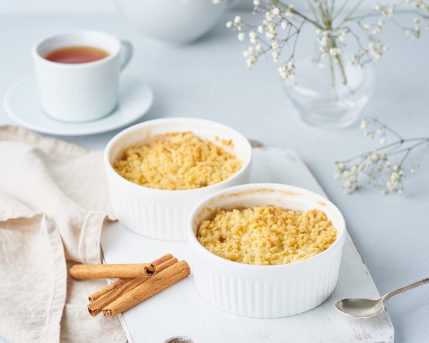 Bouchent crumble aux pommes avec streusel. Vue de côté. Petit déjeuner le matin sur une table gris clair.